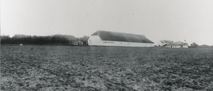 Annexgaard i Tolne Foto: Annexgård i Tolne, Kirkevej. Bygninger t.h. fattighus. Ca 1920. Fra Arkiv.dk