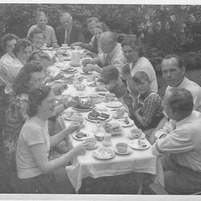 sommerfrokost-i-kolinihaven-marie-jensen-og-georg-jensen-for-bordenden-georg-palmkvist-knudsen-i-den-anden-ende-old
