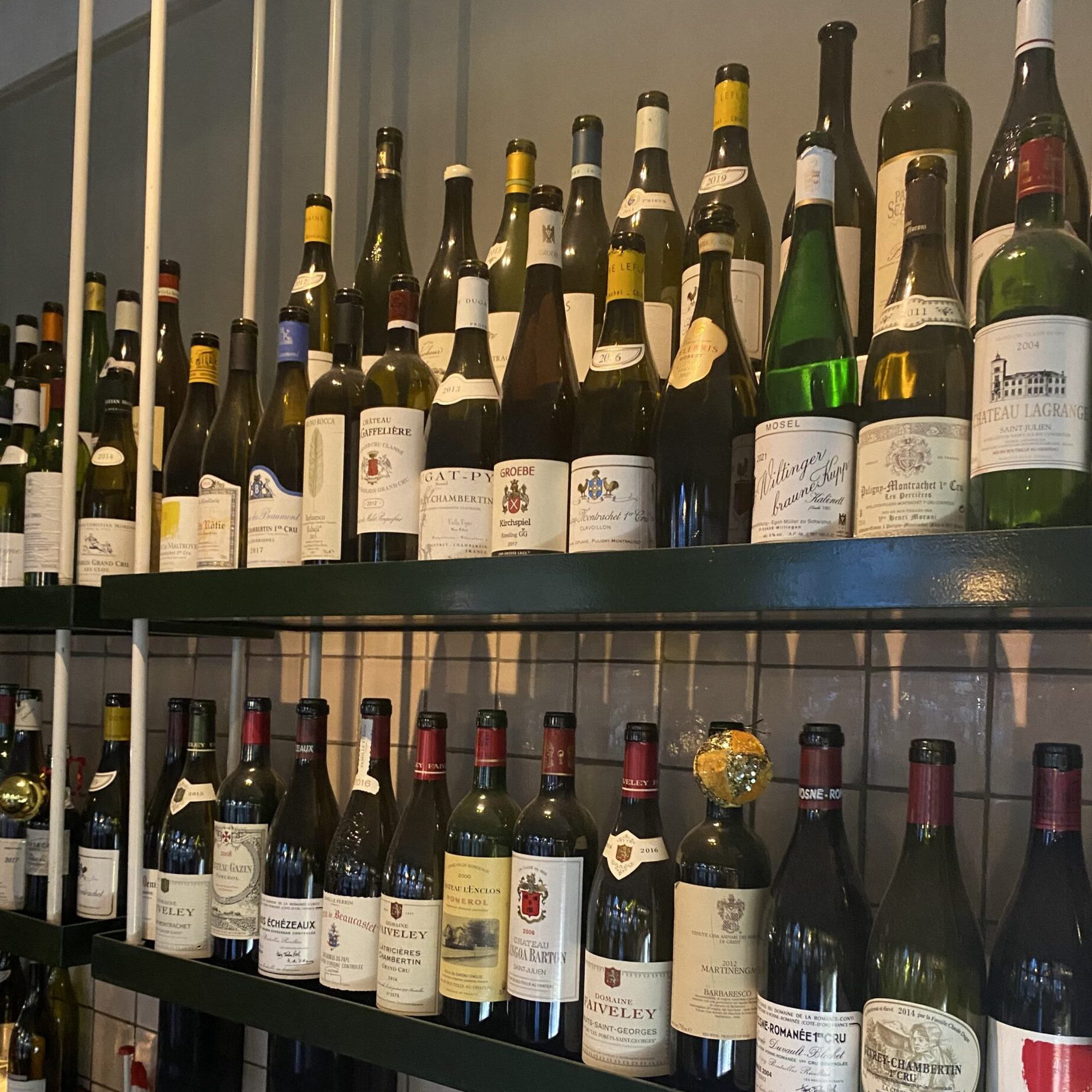 Foto: Vinflasker kan være en gave. Men også en forbandelse. Hvis man lider af alkoholisme.